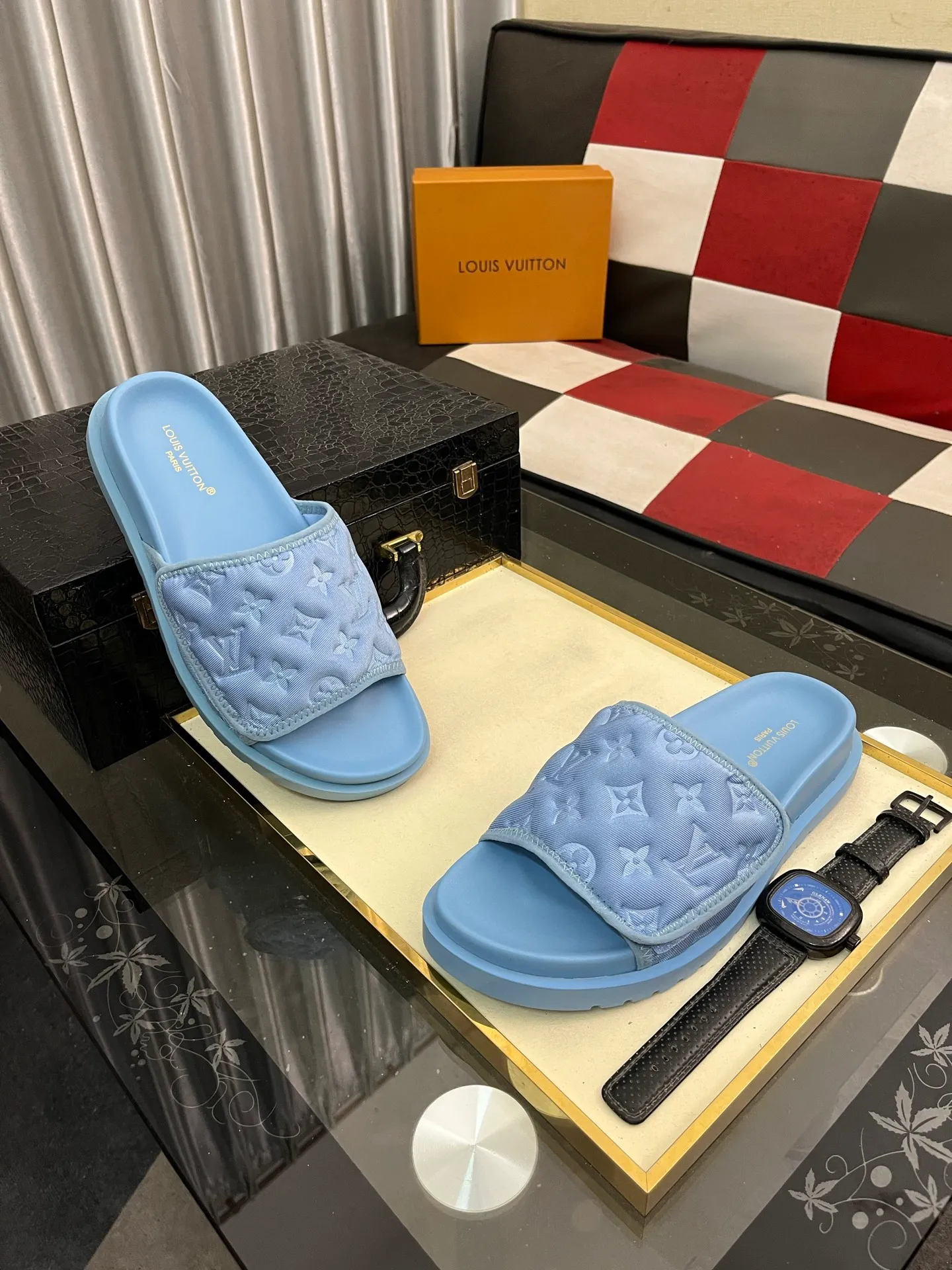 Men's men's shoes💰320⌚️⌚️[Louis Vuitton LV slippers] (high-end cowhide) counter 1:1 fashion style summer must-have! The designer used LV’s iconic outsole. The original simple slippers instantly become fashionable! The upper is made of flexible special cowhide leather straps alternately, and the workmanship is exquisite! A must-have for stylish men in summer, size 38-44